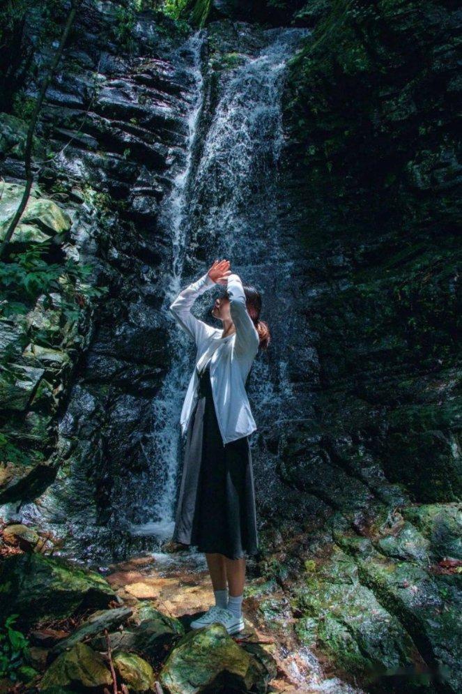 可爱的女生解救